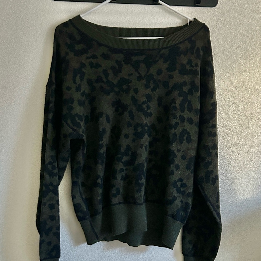 John + Jenn Green/Black Cheetah Animal Print Crew Neck Soft Knit Sweater. M.